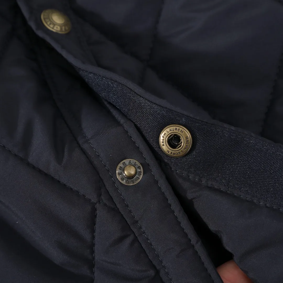 P370 #59 Ralph Lauren classic rhombus quilted cotton jacket for men and women. Inspired by retro workwear, it blends with contemporary British style. The imported machine-pressed rhombus quilting is accurately aligned, and the three-dimensional H-shaped tailoring is neat and slim. It is not bulky when layered in autumn and winter, and still maintains a light style.  Texture is reflected in the details: customized metal buckles, corduroy lapels, breathable eyelets under the arms, and slits on the hem, all replicating the brand's high-end genes. All excipients are standardized!  Five colors to choose from: black/khaki/brown/green/navy blue, easy to switch between commuting, leisure, and travel occasions. Function and appearance coexist: 37.5°C temperature control black technology, breathable and moisture-proof, anti-slip cotton patented fabric, temperature-locking, soft and waxy, durable and stylish. A retro warm-keeping item that can handle low temperatures calmly. The details are all made of craftsmanship, and the style has no limits. It has a classy look that will turn heads.  Color: Khaki Black Navy Green Brown Size: S M L